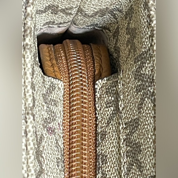 Michael Kors Jet Set, Messenger, Crossbody Bag - Picture 15 of 16